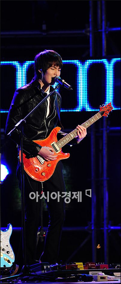 [PHOTO] CNBLUE Jung Yong-hwa, Lee Jong-hyun at showcase