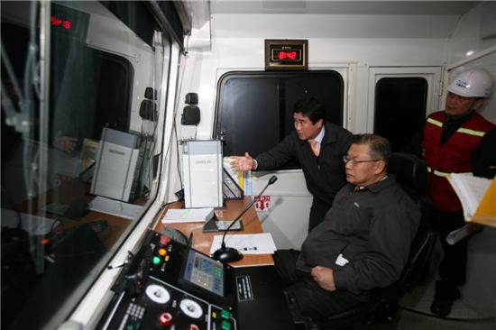 KTX의 고장사고가 잇따르자 허준영 코레일 사장이 지난달 야간궤도검측차를 타고 관련시스템를 점검하고 있다.