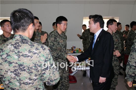 원유철 국방위원장, UAE 아크부대 방문..장병 격려