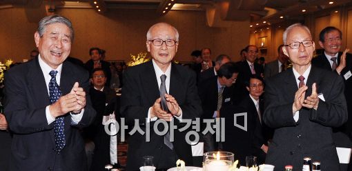[포토]기립 박수치는 김우중 전 대우그룹회장