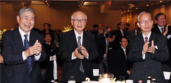▲ 22일 서울 종로구 부암동 AW컨벤션센터에서 진행된 '대우창립 44주년 기념식'에서 박수를 치고 있는 김우중 회장(사진 가운데)와 이경훈 전 (주)대우 회장(사진 왼쪽), 윤석훈 전 대우 부회장(사진 오른쪽).