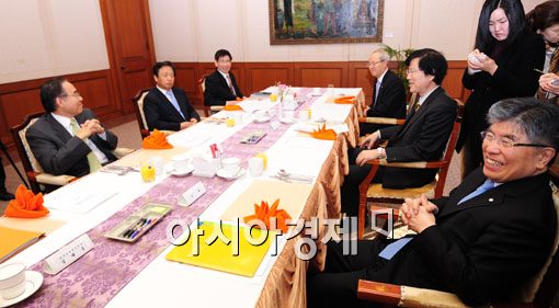 [포토] 경제현황 논의하는 김중수 한은 총재