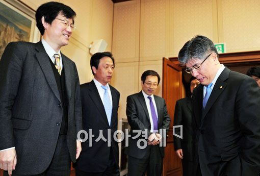 [포토] 최근 경제 현황 논의하는 김중수 한은 총재