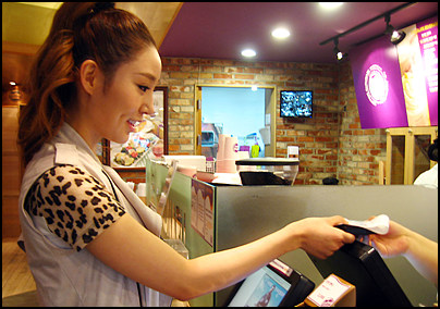 [포토]예아라 '아메리카노 주문 중!'