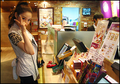 [포토]예아라 '아메리카노 주문 중!'