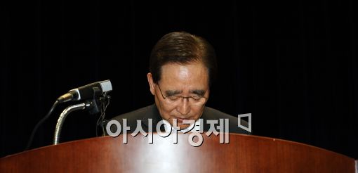 [포토]인사하는 한동우 신임회장