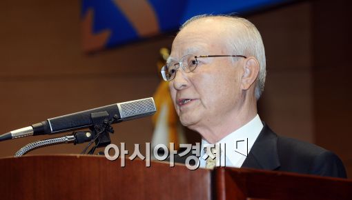 [포토]이임사 하는 류시열 신한지주 회장 직무대행