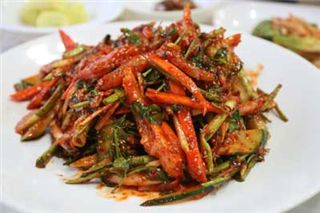 봄철 ‘갱개미 회 무침’ 입맛 당기네