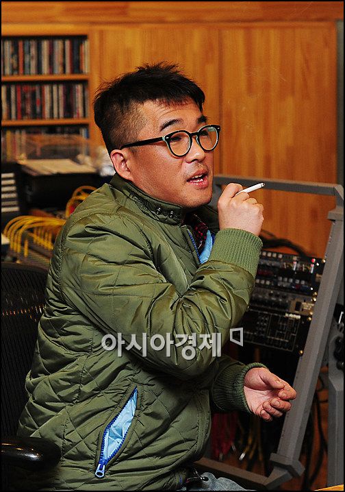 [포토]김건모, '나가수' 논란에 늘어가는 담배