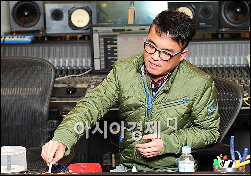 [포토]김건모, '나가수' 논란에 늘어가는 담배