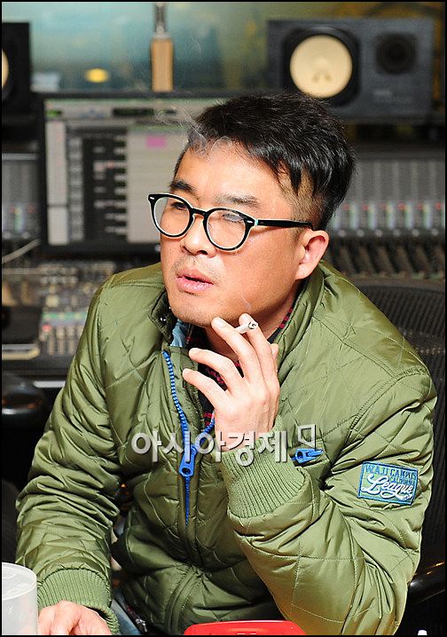 [포토]김건모, '나가수' 논란에 늘어가는 담배
