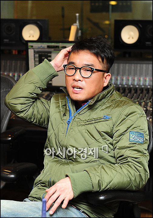 [포토]머리 긁적이는 김건모 '어쩌다 사태가 이지경까지'