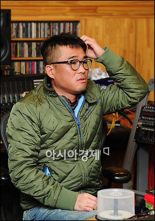 [포토]머리 긁적이는 김건모 '어쩌다 사태가 이지경까지'