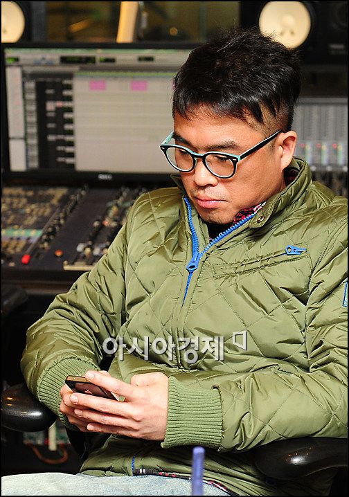 [포토]김건모 '쏟아지는 전화세례'