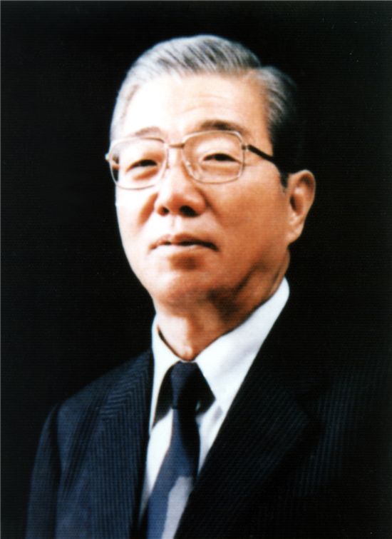 한국관 건립에 3억 쾌척한 故이희건 신한은행 창업주…사후에도 이어진 기부