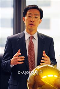 [아시아초대석]이성한 국제금융센터 소장은 누구