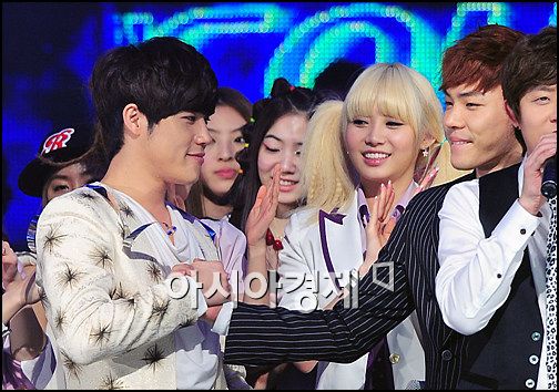 [포토]이현 '휘성 엠카 1위, 내 일처럼 축하해'