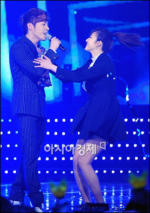 [포토]'엠카 1위' 휘성, 백댄서들과 뜨거운 포옹 '부럽다'