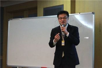 금리상승기 때 돈 불리기 투자포인트를 설명하고 있는 곽재혁 농협 포트폴리오매니저. 