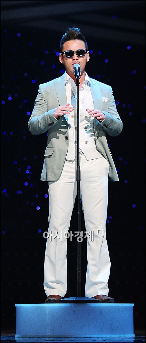 [포토]'군필돌' 이정, 멋진 무대