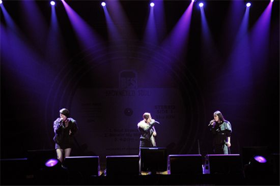 女브아솔, 데뷔전 정엽 '푸른밤'서 첫 라이브 무대 선사