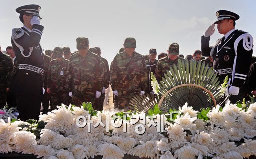 [포토] 천안함 46용사 위로하는 군 장병들