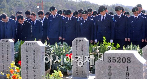 [포토] 헌화하는 장병들