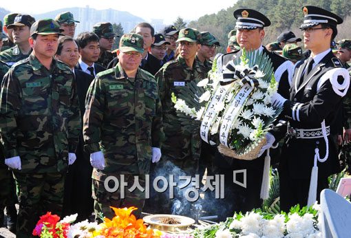 [포토] 헌화하는 군 장병들