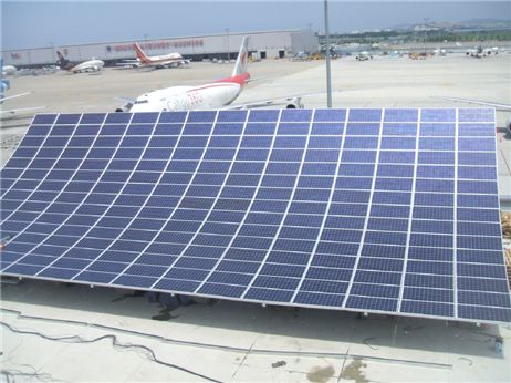 LS산전이 인천공항에 최초로 설치한 태양광발전 시스템 모습.