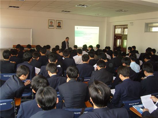 북한 대학생들이 삼성 노트북을? 요즘 평양과기대에서는 어떤 일이...