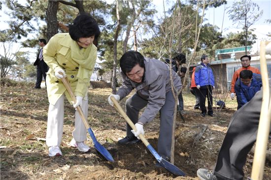 김기동 광진구청장(오른쪽)이 25일 아차산에서 제66회 식목일을 맞아 추미애 국회의원과 함께 나무를 심고 있다.  
