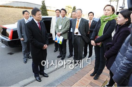 한국·몽골 수교 20주년 기념으로 한국을 방문한 수흐바타린 바트볼트 몽골총리(사진 왼쪽)가 26일 인천대학교를 방문했다.