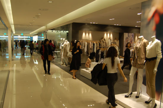 25일 1차 매장 리모델링을 마친 갤러리아 타임월드점 3층 매장.