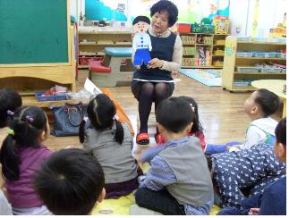유치원 어린이 동화 구연 수업장면