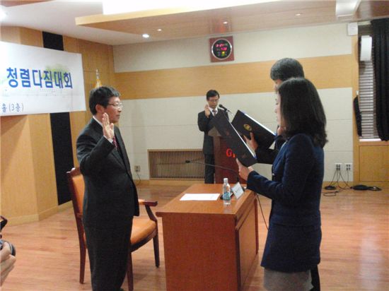 김경호 구로구부구청장이 세수 증대 특별대책보고회에서 직원들로부터 선거를 받고 있다.
