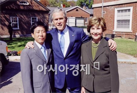 박대표는 지난 2008년 9월 23일 전 조지 부시 미국대통령이 초청해 백악관을 방문했다. 박 씨는 부시 대통령이 이 자리에서 북한의 최고 지도자인 김정일 국방위원장을 겨냥한 듯 "독재자의 말로는 비참할 것"이라고 언급했다고 전했다. <사진제공=박상학대표>