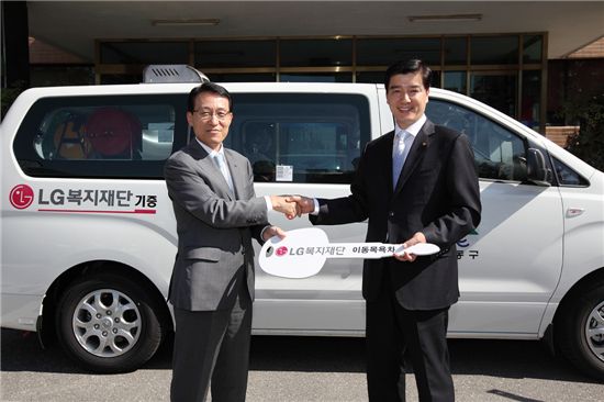 20년을 한결같이..LG 사랑나눔 개근賞, "세대를 아우르다"