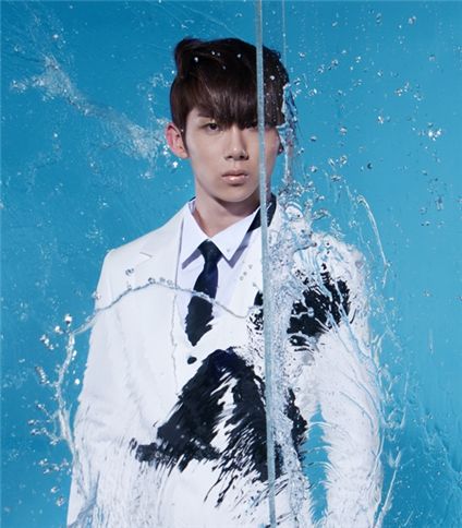 2AM Jo Kwon suffers slight injury during concert 