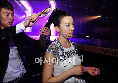 [포토]치치 나라 '방송 직전까지, 화장 또 화장!'