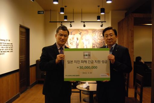이석구 스타벅스커피 코리아 대표(오른쪽)가 전재현 월드비전 후원개발본부장에게 일본 지진 피해 성금 3000만원을 전달하고 있다.