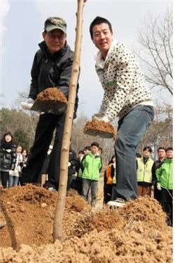 이천호 이사장(왼쪽)과 신입직원 대표가 나무를 심고 있다.
