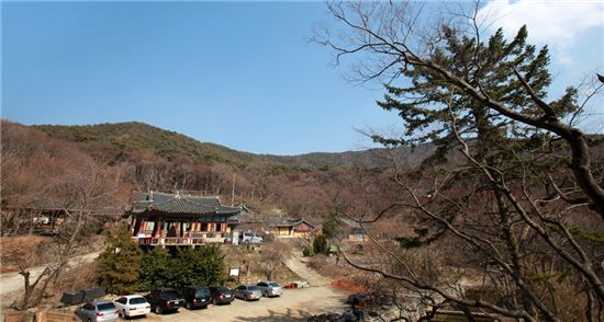 봄을 맞아 나들이객들이 많이 찾는 개심사 전경.