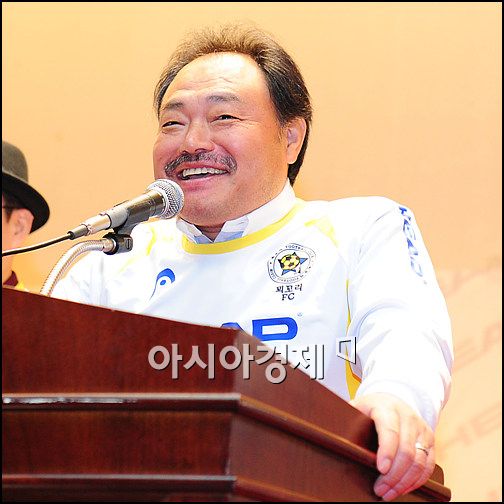 [포토]김흥국 '가수축구단 단장됐어요!'
