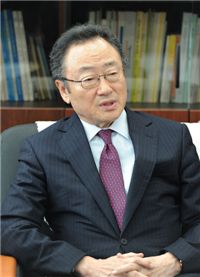 무역업체 대표들과 간담회를 갖고 있는 사공일 한국무역협회장.