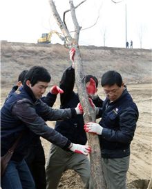 중진공, 전직원 참여 나무심기 행사