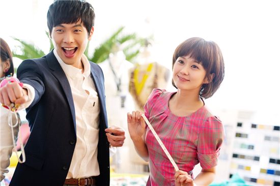 Korean actor Choi Daniel (left) Hallyu star Jang Nara (right) on the set of upcoming KBS drama "Baby Faced Beauty." [EM.COM]