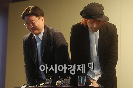 [포토]김장훈-서경덕 교수 '모두가 힘을 합쳐야 됩니다'
