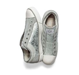 맨발로 신는 어그 스니커즈 