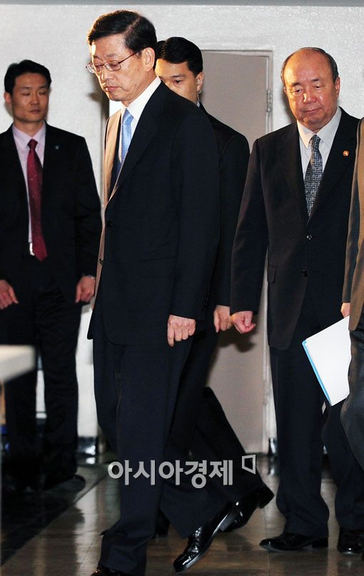 [포토] 심각한 표정의 김황식 총리, 정종환 장관