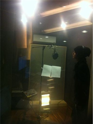Singer Heo Young-saeng in the recording studio. [B2M Entertainment's official Twitter website]